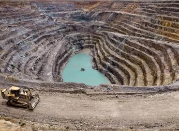 Mines en RDC : l’ITIE procède à une évaluation des «contrats chinois» Interview accordée à RFI par Emmanuel UMPULA, Directeur Exécutif de AFREWATCH